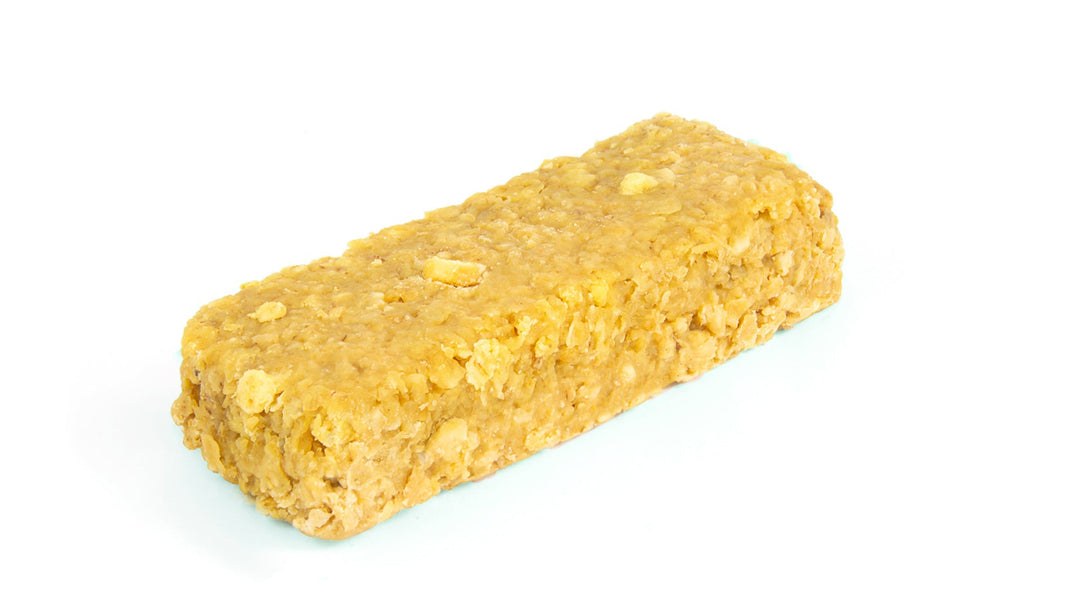 Ein köstlicher und veganer Genuss: SvenJack's (Energy Cake) Bananen-Haferflockenriegel, schräg Ansicht, 65g purer Geschmack